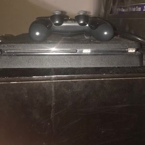 Im selling a Ps4 its in great condition👍🏽‼️